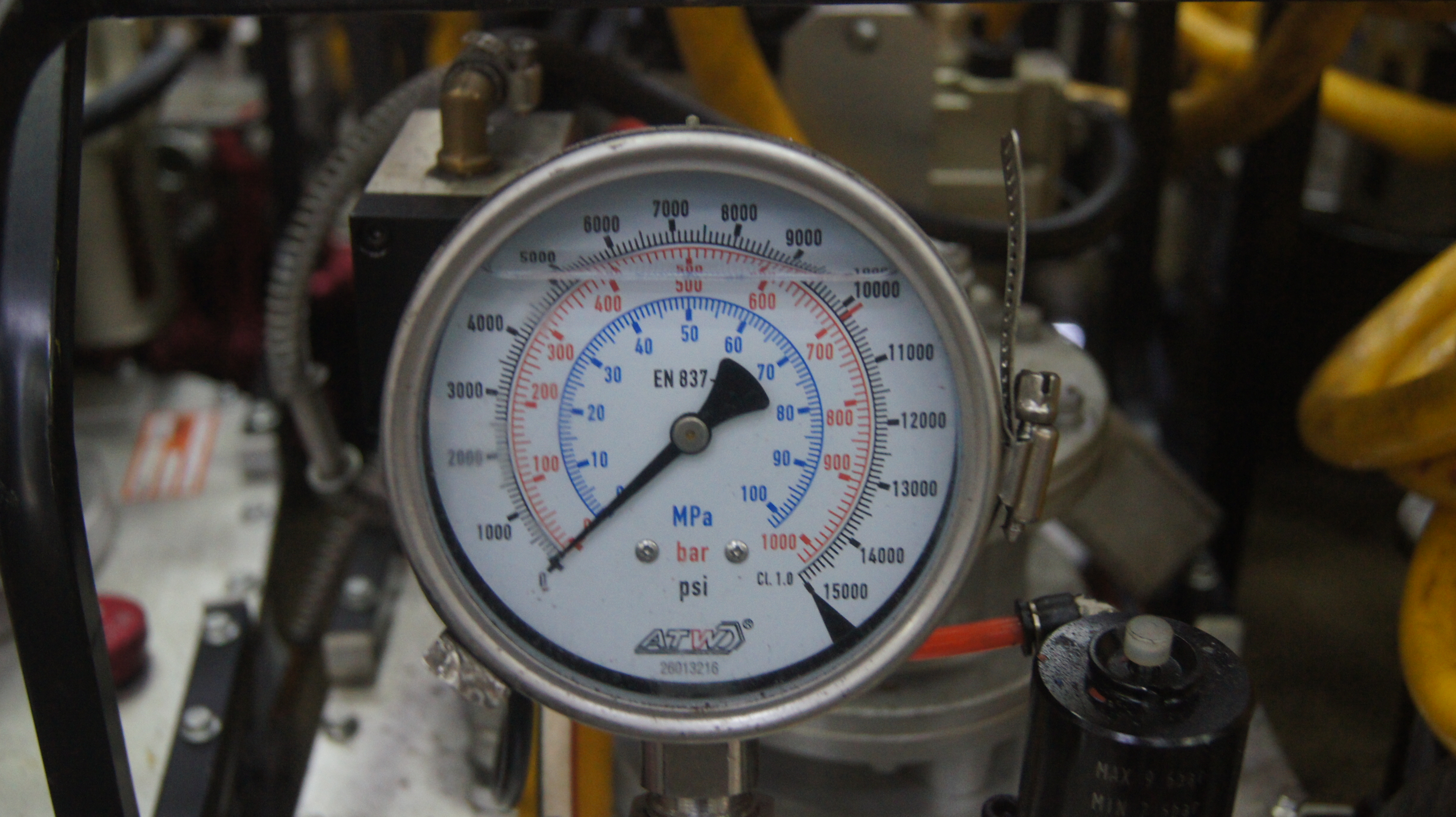 Pressure gauge calibration against a reference standard