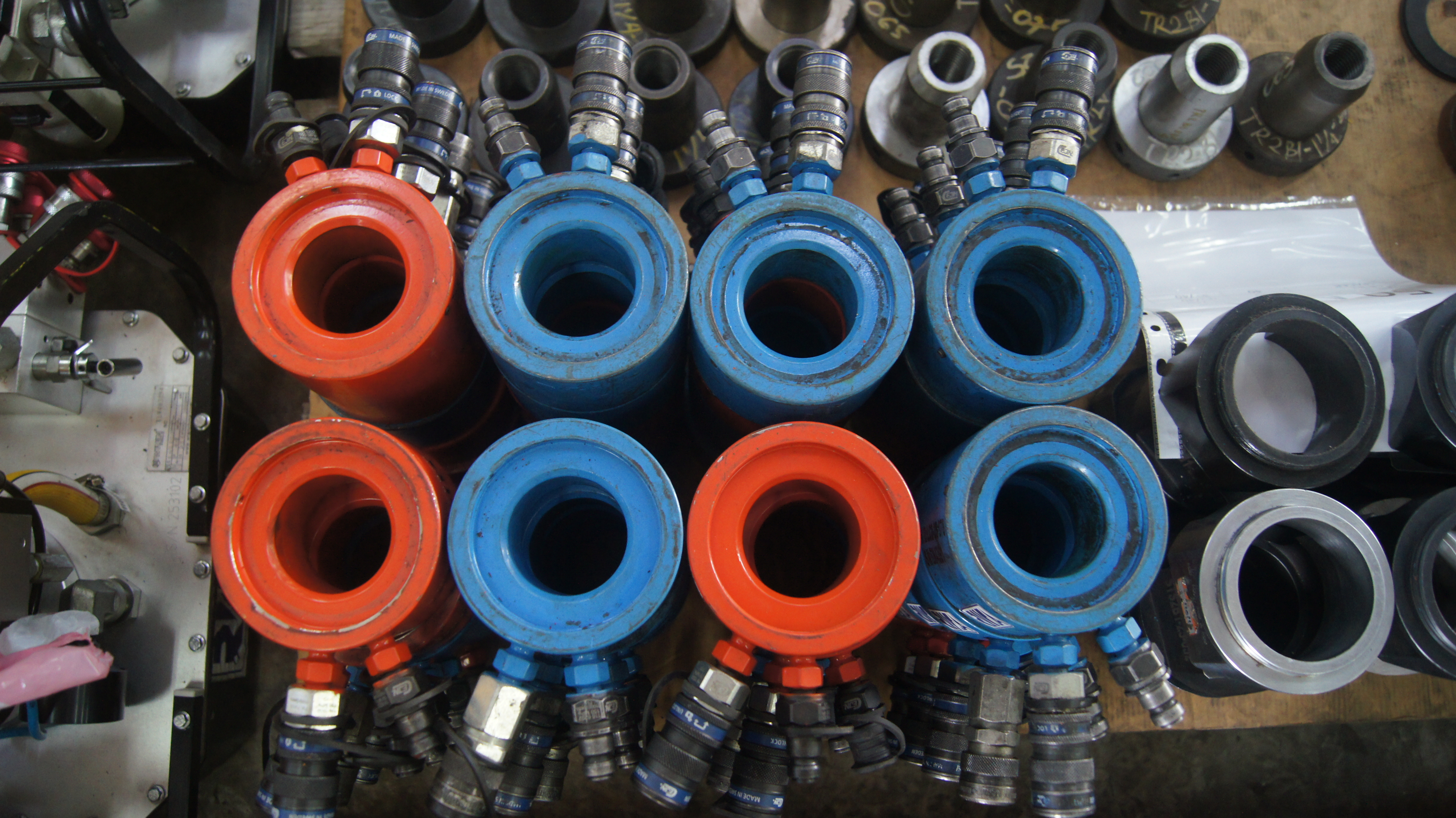 Hydraulic bolt tensioner calibration